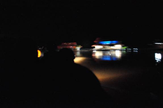 Retornando à Pousada Uacari após passeio noturno na Reserva do Mamirauá, região de Tefé, no Amazonas